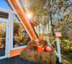 Персиковый А дом в А у реки