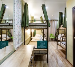 Мужской номер на 8 человек с ванной комнатой. Верхнее место (ширина 90 см.) в Nice hostel Crocus