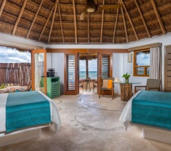 Номер oceanfront в Shangri-la Caribe Beach Village Resort