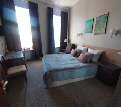 Двухкомнатный апартамент с двумя спальнями и кухонным уголком в На Невском