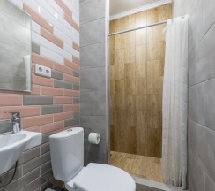 №15 Розовая (Двухместный номер с двуспальной кроватью и собственным санузлом и мини-кухней) в Дип Слип