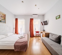 Улучшенная комната с двуспальной кроватью и диваном в Октавиана