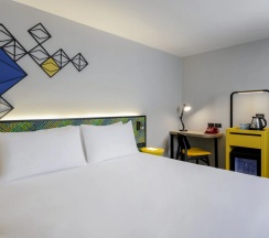 Двухместный номер Premium с балконом двуспальная кровать в ibis Styles Bangkok Silom