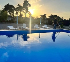 Двухместный семейный Домик с террасой двуспальная кровать в Летняя сказка