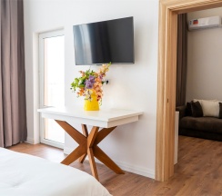 Двухкомнатный номер Люкс на трех-четырех гостей с балконом видом на море (корпус Б) в Оптимист