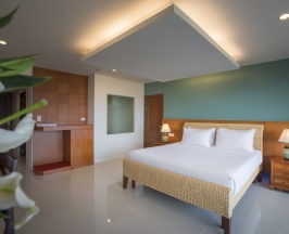 Двухместный клубный номер Executive с видом на море двуспальная кровать в Chanalai Flora Resort, Kata Beach