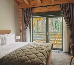 Номер Классик с двуспальной кроватью c видом на гору и балконом в Grand Chalet Altay