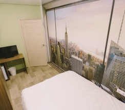 Небольшой номер с двухспальной кроватью без окна в White House