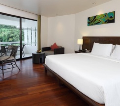 Двухместный номер с балконом двуспальная кровать в Le Meridien Phuket Beach Resort