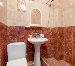 Трехместный номер с балконом в Guest house city center