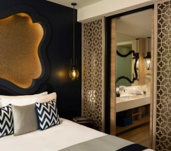 Двухместный номер Deluxe с балконом и с видом на бассейн двуспальная кровать в Avista Grande Phuket Karon - MGallery