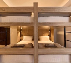 Четырёхместный номер Comfort двухъярусная кровать в Thapae60 Mini Hotel