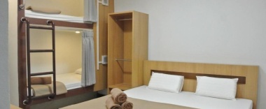 Четырёхместный номер Standard с балконом в Express Hostel