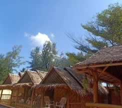 Коттедж с видом на воду в Ruan Mai Naiyang Beach Resort