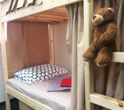 Кровать в 4-местном общем номере в Плюшевый Мишка