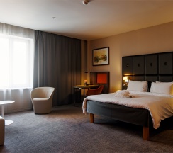 Номер Privilege Luxe c большой двуспальной кроватью в МЕРКЮР ТЮМЕНЬ ЦЕНТР