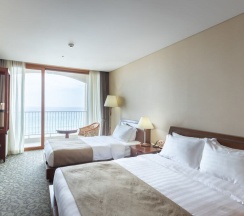 Одноместный номер Deluxe с балконом и с видом на океан двуспальная кровать в Hotel Maremons