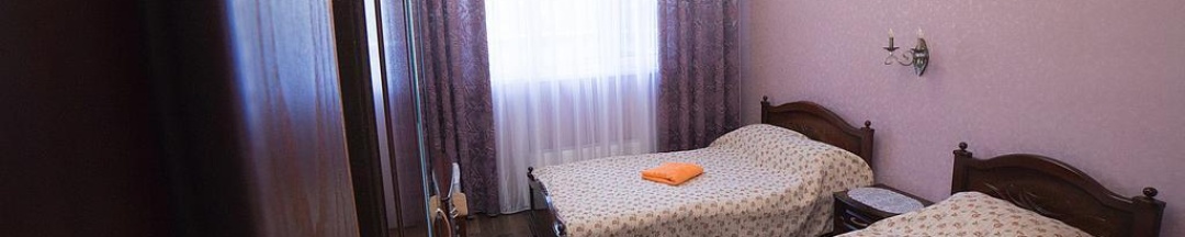 Номер улучшенный семейный с 1 односпальной и 1 двуспальной кроватью в Авиатор