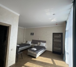 Четырёхместный люкс с 2 комнатами с балконом и с красивым видом из окна в Вилла Абхазия