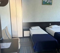 Трехместный стандарт с выходом на общую террасу в Golden Kids