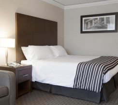 Двухместный люкс двуспальная кровать в Sandman Hotel Vancouver Downtown
