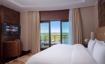 Полулюкс Premier с видом на озеро в Rixos Borovoe