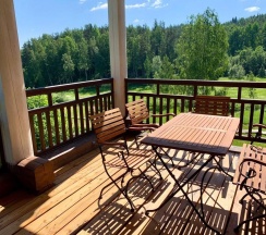 Коричневый дом с видом на озеро в Forrest Lodge Karelia
