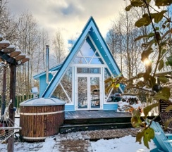 Лазурный дом в А у реки