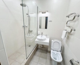 Номер стандарт улучшенный с 1 двуспальной кроватью в Grand sapphire hotel