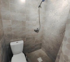 Номер стандарт эконом с 2 односпальными и 1 двуспальной кроватью в Гравитация