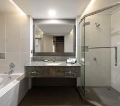 Двухместный номер Deluxe с видом на бассейн двуспальная кровать в Amora Beach Resort Phuket
