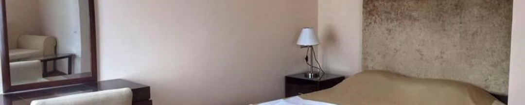 Семейный  4-х местный номер однокомнатный с двуспальной кроватью и двумя односпальными в Алия