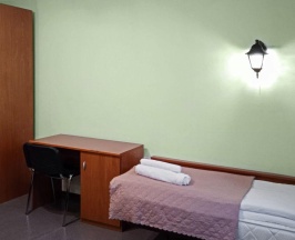 Кровать в 3-местном общем женском номере в Smart Hotel KDO Ладожский