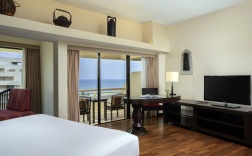 Двухместный полулюкс с видом на море двуспальная кровать в Pullman Phuket Karon Beach Resort ex. Hilton Phuket Arcadia Resort
