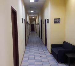 Кровать в общем номере с красивым видом из окна в На Фестивальной