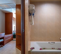 Двухместный полулюкс с балконом двуспальная кровать в Karon Princess Hotel