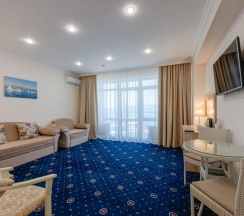 Делюкс просторный с кроватью размера "king-size" в Бригантина