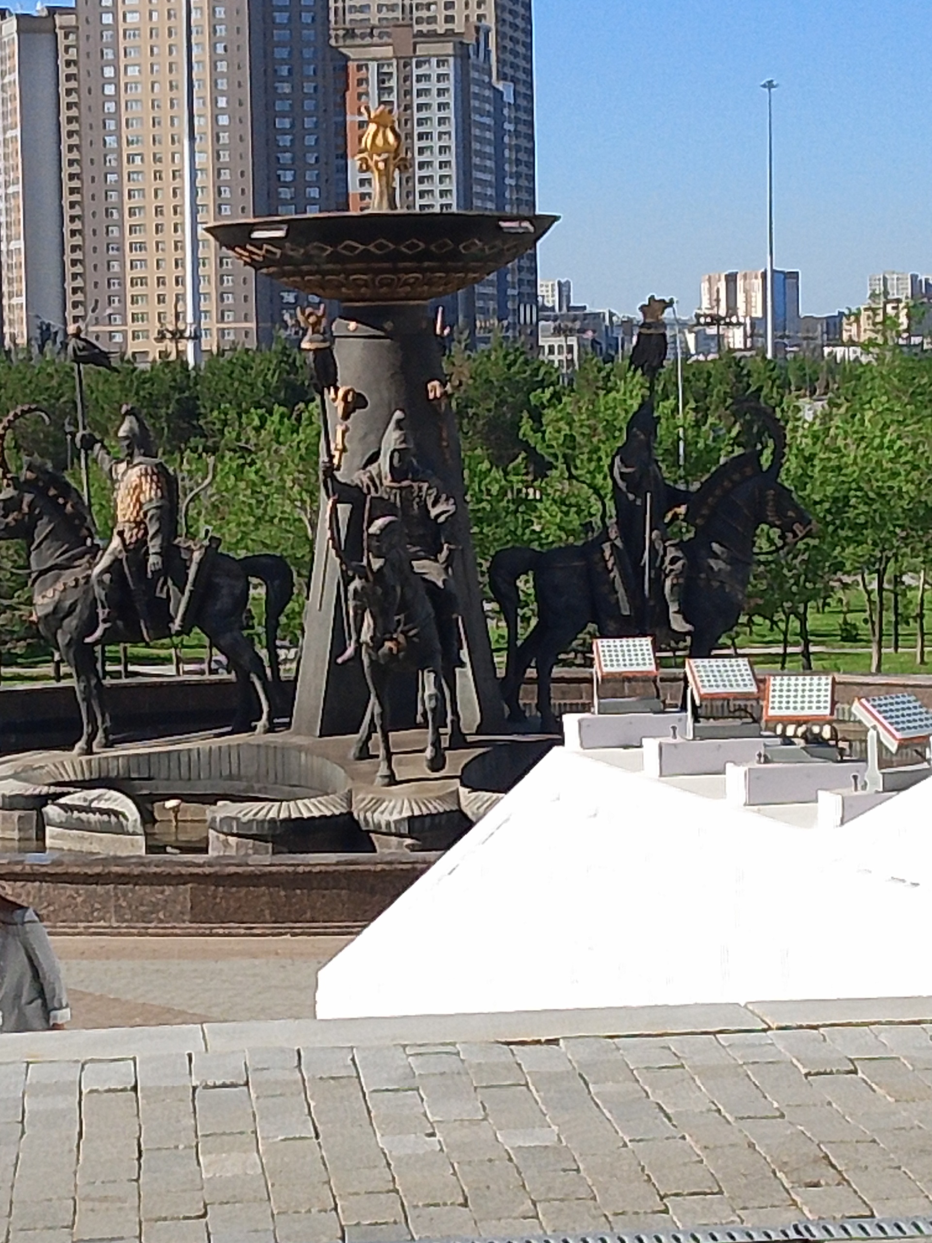 Жағажайда жалаңаш әйелдер көп