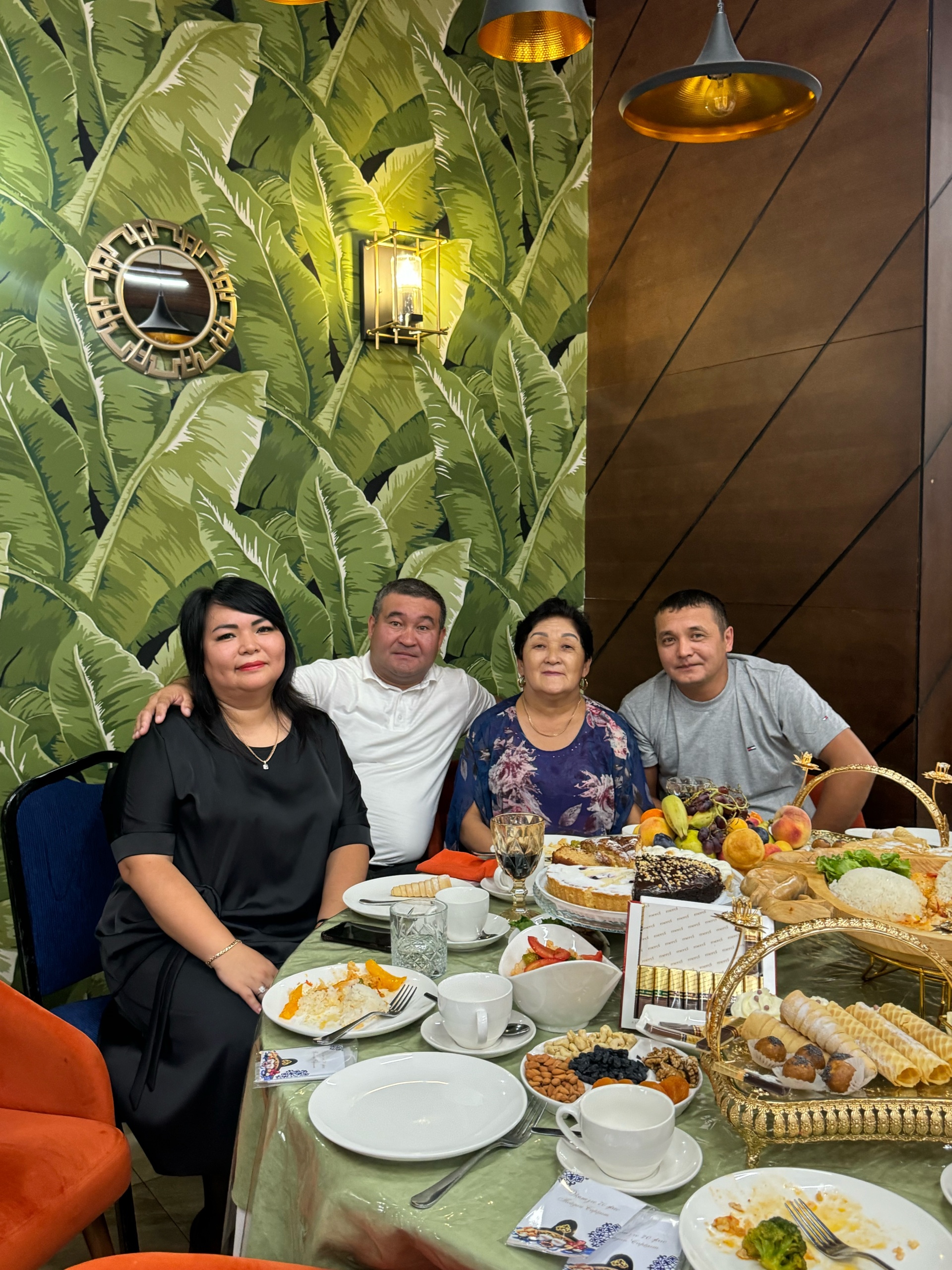 Шлюха әйелімен жеке үйдегі орыс порно MMF жеке секс видеосы