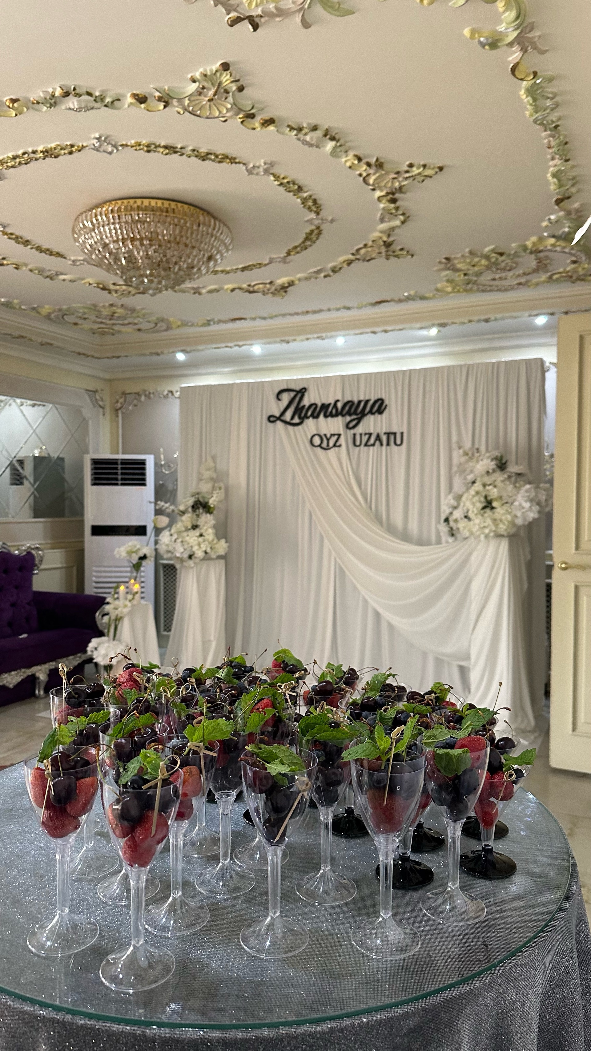 Көшедегі жалаңаш адамның суреті