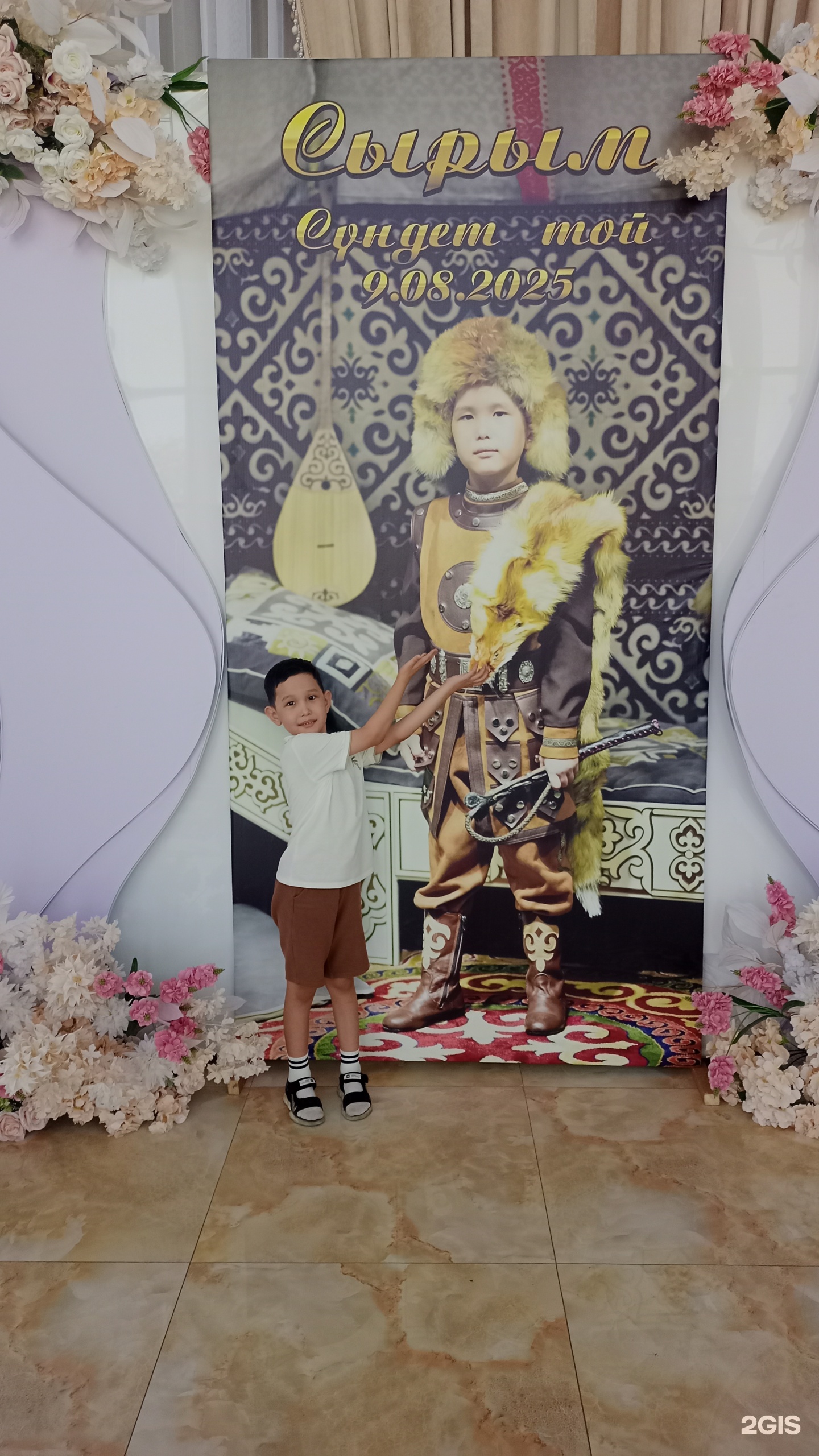 Орыс порносы: Әйелінің көзін байлап, достарын шақырды