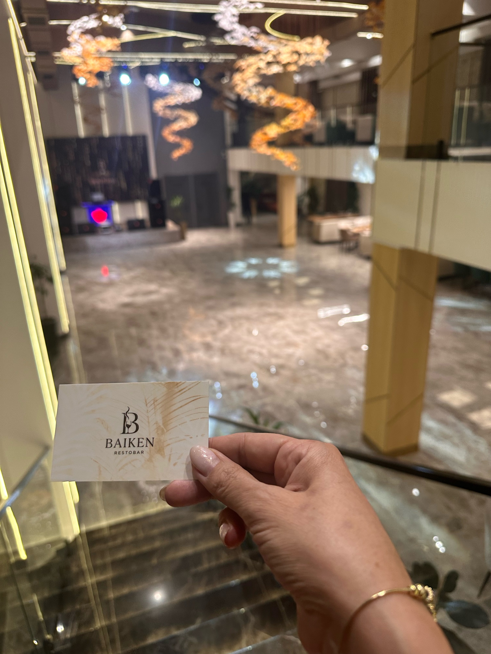 Кіреберістегі жеке фотосуреттер Көпшілік арық қызды сиқылаған порно видео