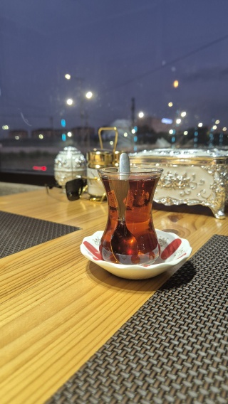 Үш қыздың қылығын жалап Майлы және жалқау