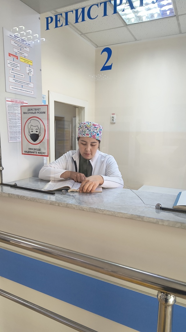 Дәрігердің кабинетінде бір қыз шешініп жатыр.