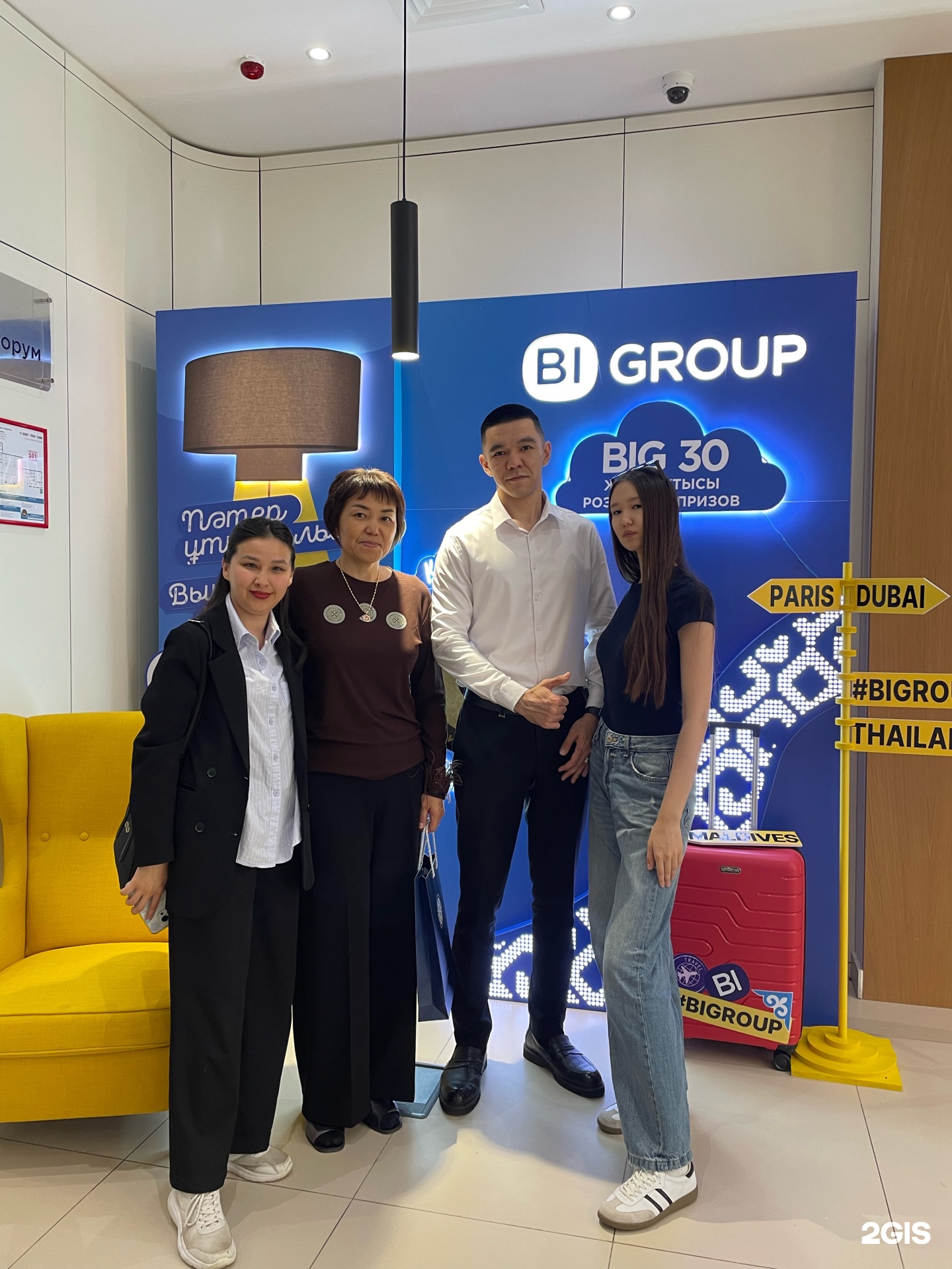 Көшеде оның бөксесін көрсетті видео Көшеде оның бөксесін көрсетті видео