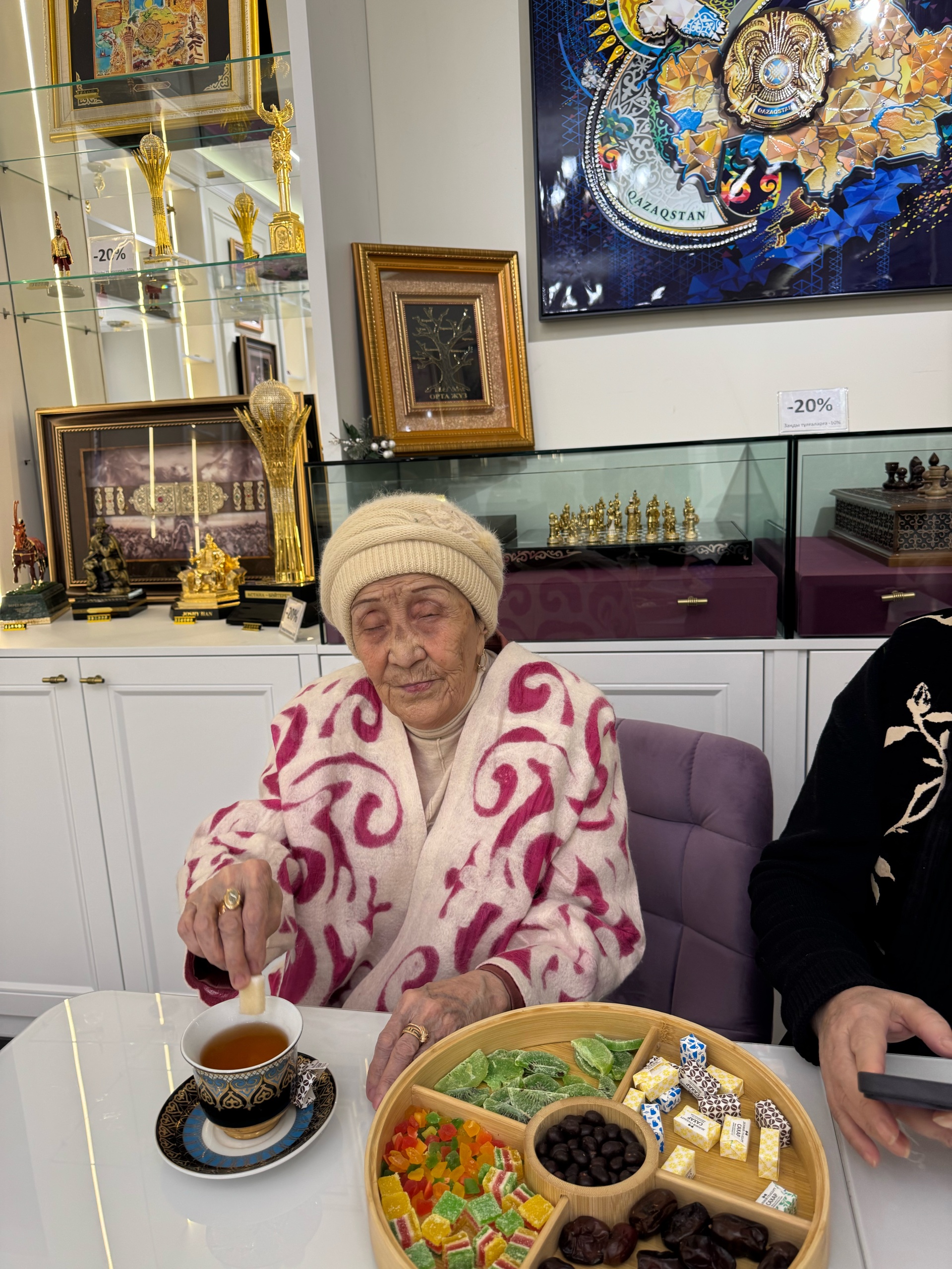 Қарап тұрыңыз және пікір қалдырыңыз