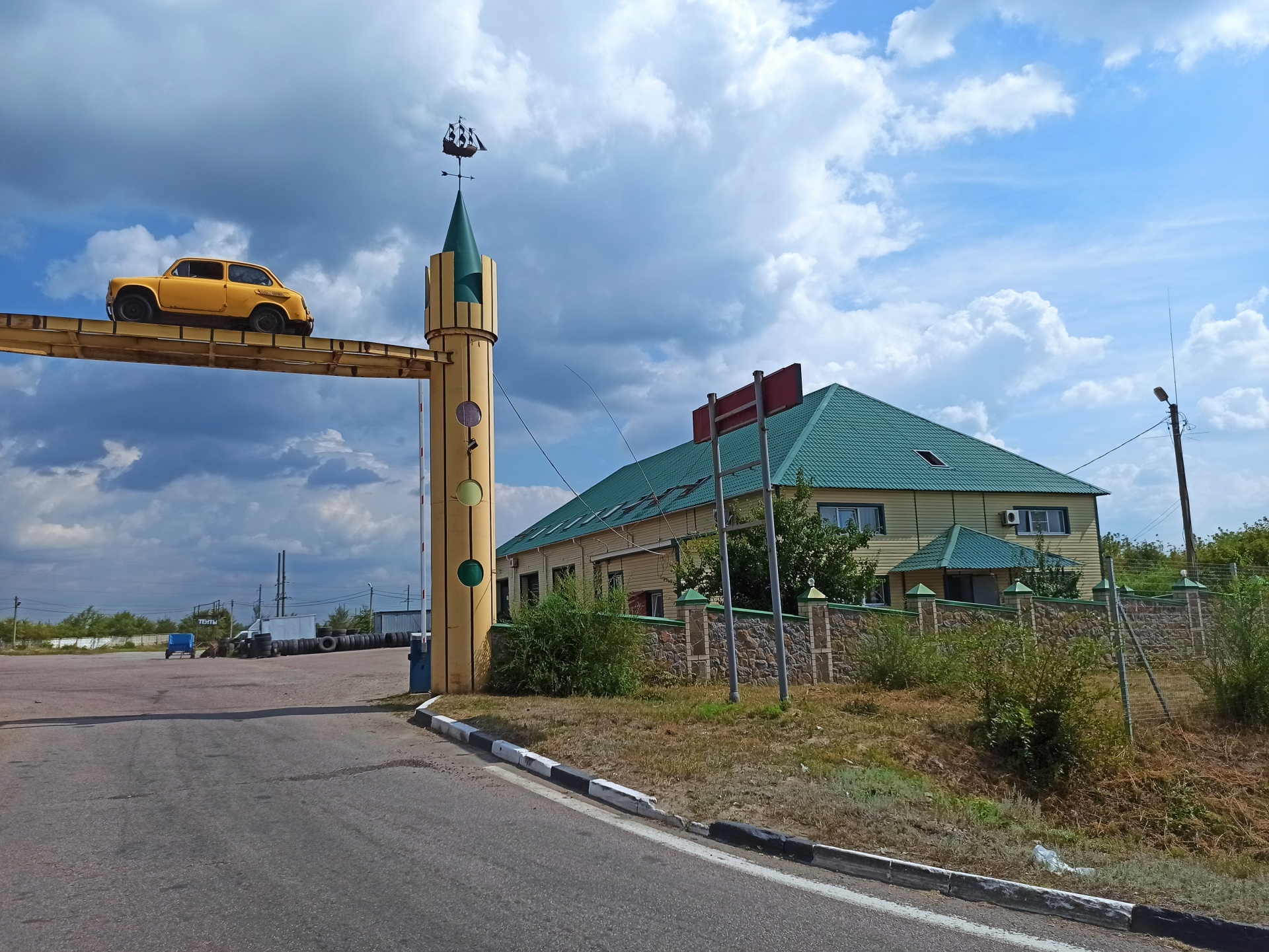 Жёлтый запорожец, гостиничный комплекс, трасса М-4 737 км, 2, Богучар — 2ГИС