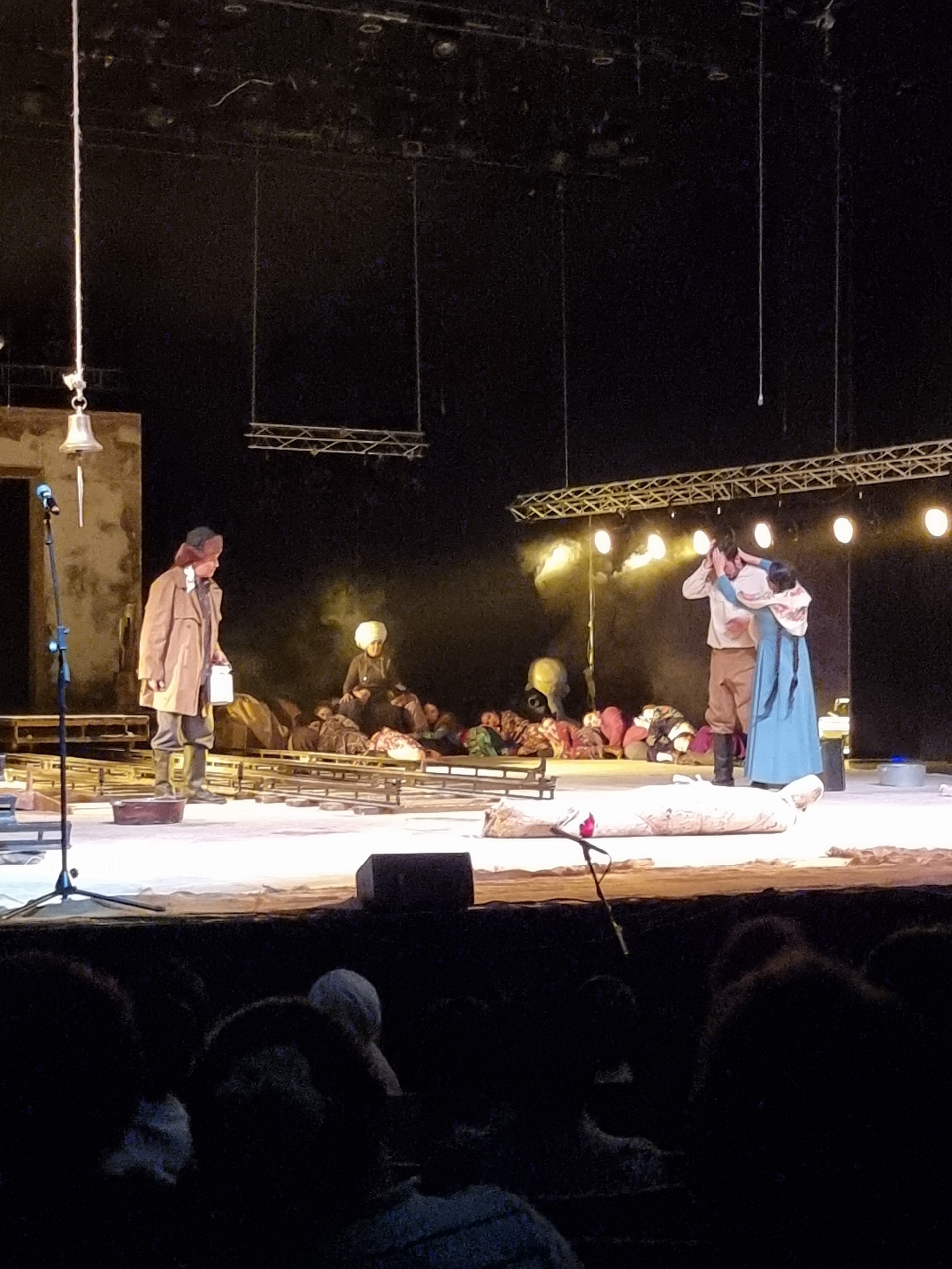 Смотреть порно онлайн: Әкесі өз қызын трахает