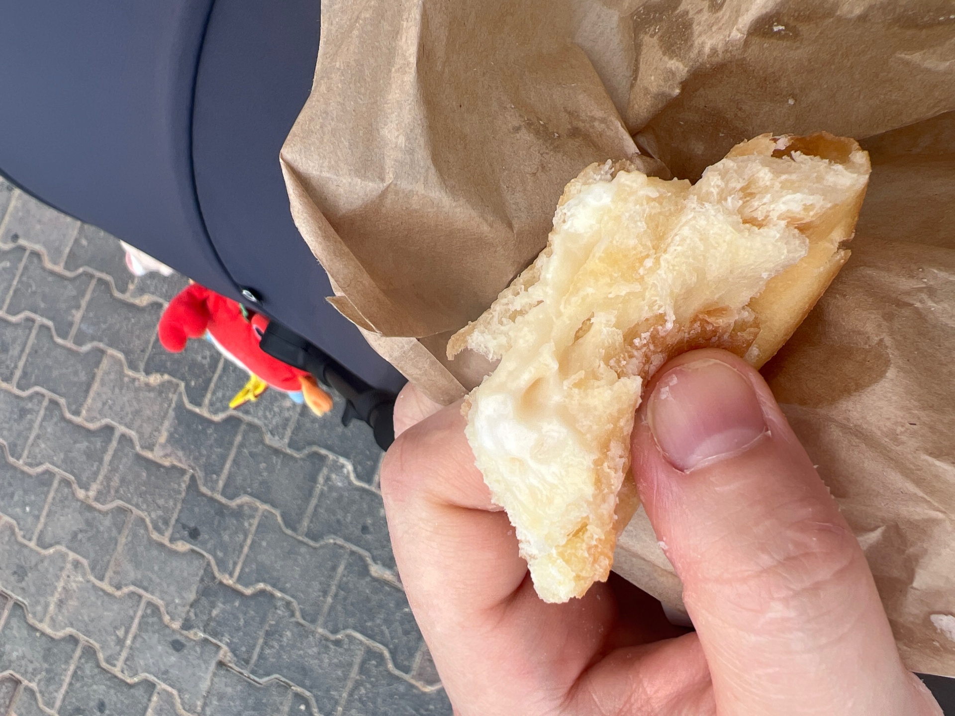 Тәттілері бар сүйкімді қыздар Тәттілері бар сүйкімді қыздар