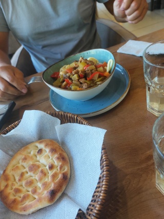 Сексуалды аққұба көрінеді Азарова порно видеода